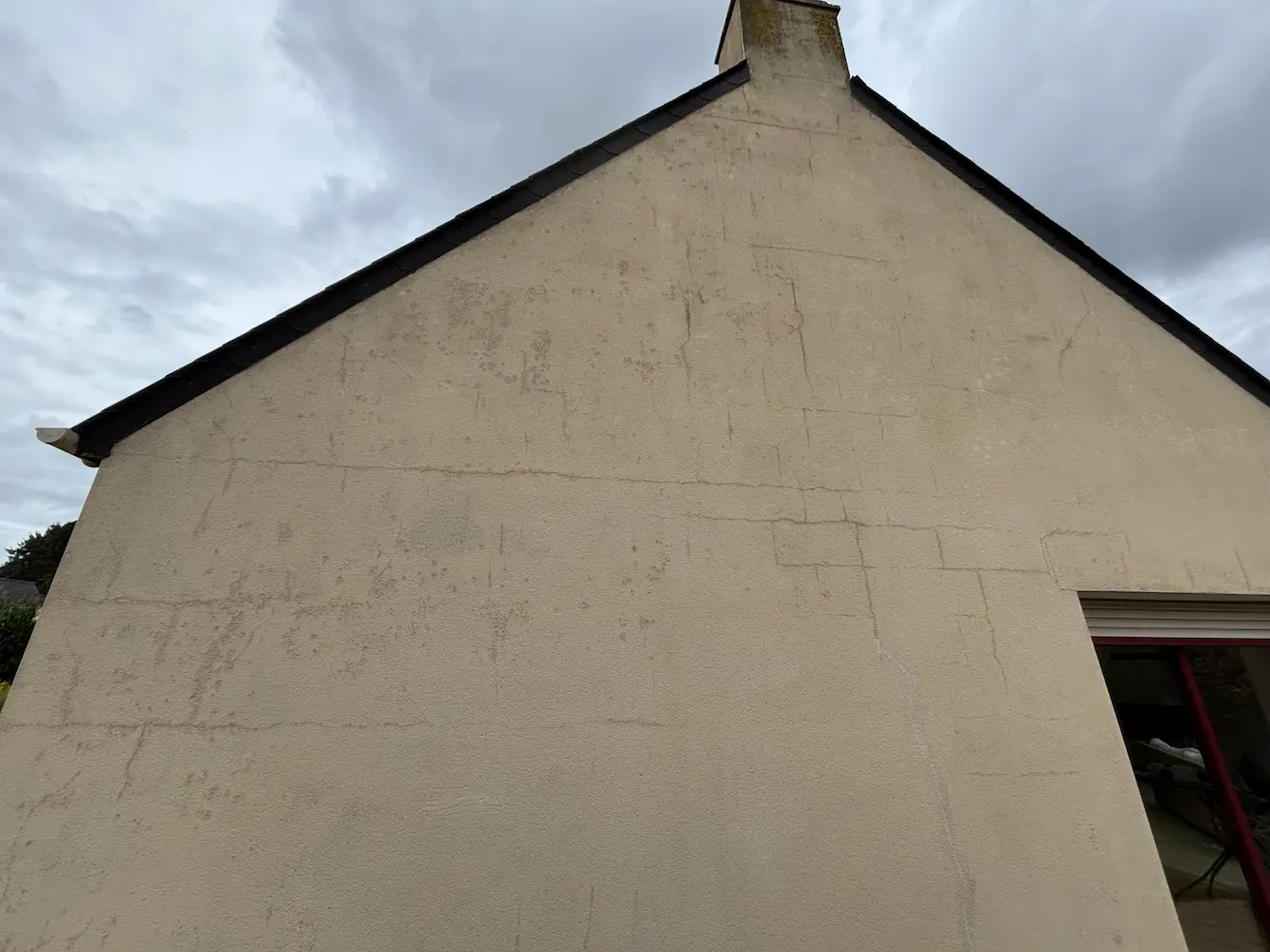 Fissures sur façade de maison — signe d'un ravalement de façade nécessaire